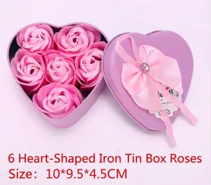 Vista detallada de 6 rosas de jabón rosas en una caja metálica con forma de corazón
