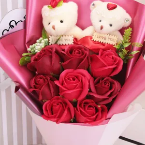 Romantischer Strauß roter Seifenrosen mit zwei Teddybären und I Love You Schild
