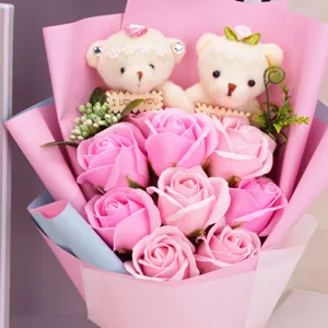Nahaufnahme eines rosa Rosen-Seifenblumenstraußes mit zwei süßen Teddybären Geschenke