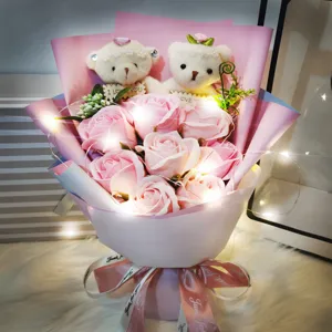 Romantischer Seifenrosenstrauß in Rosa mit Teddybären und LED-Lichtern zum Valentinstag