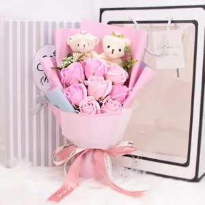 Nahaufnahme eines rosa Seifenrosenstraußes mit Teddybären und eleganter Geschenkverpackung