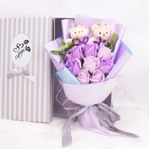 Detailansicht lila Seifenrosenstrauß mit zwei Plüschbären in einer gestreiften Geschenkbox
