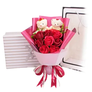 Detailansicht eines Seifenrosenstraußes mit Teddybären in eleganter Geschenkverpackung