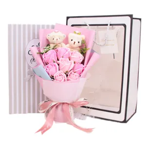 Eleganter rosa Seifenrosenstrauß mit Teddybären in dekorativer Geschenkbox und Tasche