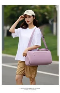 Grand sac de sport violet lavande porté par un mannequin féminin dans un décor extérieur