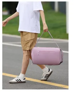 Gros plan d'un sac de sport lilas porté par un mannequin sur une route