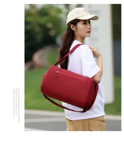Vue latérale d'un sac de sport rouge de grande capacité porté par un mannequin en extérieur