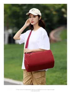 Sac de sport rouge de grande capacité porté par un mannequin dans un cadre extérieur
