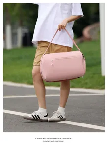 Personne portant un grand sac de sport rose en extérieur, montrant son design élégant.