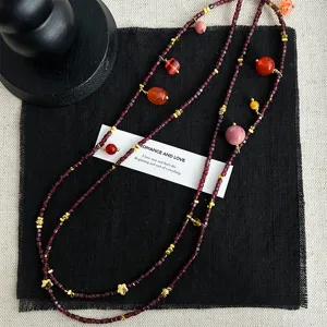Detailansicht einer Vintage Granatperlen Pulloverkette mit Edelstein Anhängern