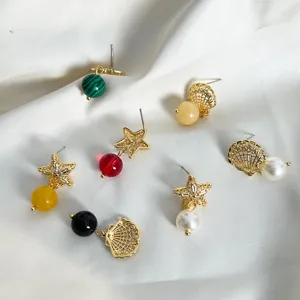 Orecchini a perno traforati a forma di stella marina con perle e pietre naturali