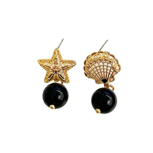 Orecchini asimmetrici a forma di stella marina e conchiglia in oro con perle nere