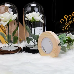 Detalle del fondo de la base de madera con compartimento para pilas de la rosa LED en cúpula.
