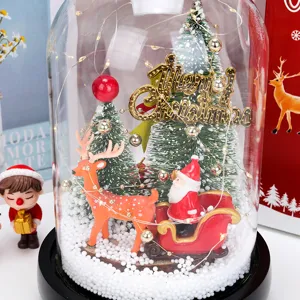 Primo piano dettagliato di una cupola di vetro natalizia con luci LED e Babbo Natale