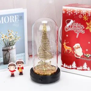 Dettaglio dell'albero di Natale in cupola di vetro LED con confezione regalo rossa
