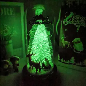 Primo piano dell'albero di Natale a LED in cupola di vetro con figura di renna