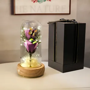 Détail de rose éternelle violette sous cloche en verre avec LED et boîte cadeau noire