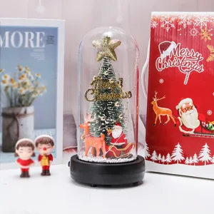 Dettaglio di un albero di Natale in una cupola di vetro con luci LED e mini Babbo Natale