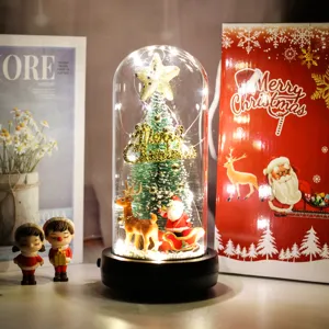 Incantevole cupola in vetro con albero di Natale, luci LED calde e Babbo Natale
