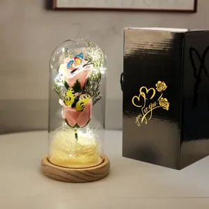 Rosas de jabón eternas en cúpula de cristal con mariposas y luces LED para San Valentín