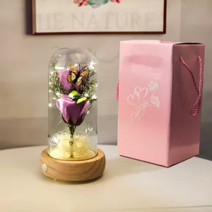 Vue détaillée de la rose éternelle violette lumineuse sous cloche avec boîte cadeau