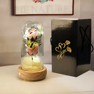 Détail des roses éternelles lumineuses sous dôme de verre avec coffret cadeau de luxe