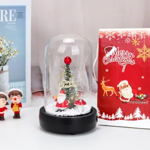 Cupola di vetro natalizia festiva con luci LED calde, mini albero e sacchetto regalo