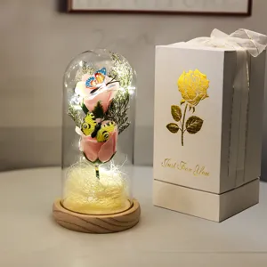Vista detallada del domo de vidrio LED con rosas de jabón y una elegante caja de regalo