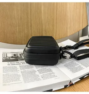 Vista de detalle del mini bolso rígido negro con superficie texturizada y cremallera