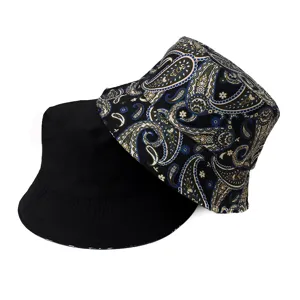 Cappello da pescatore reversibile con lato nero classico e stampa cachemire retrò per uso quotidiano.