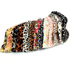 Set di cappelli da pescatore autunno inverno con stampa leopardata e floreale per donne.