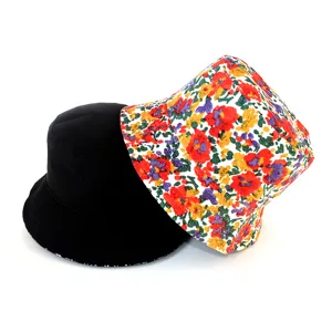 Vista dettagliata del cappello reversibile floreale e nero, elegante cappello da sole.