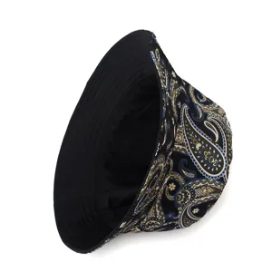 Dettaglio del cappello da pescatore reversibile con fantasia paisley nera e fodera.