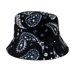 Vista dettagliata di un cappello da pescatore nero con motivo cachemire bianco e stelle, casual.