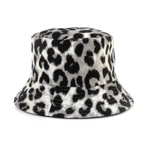 Chic cappello da pescatore con stampa leopardata in bianco e nero, cappello sole autunno.
