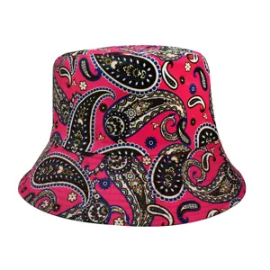 Vista dettagliata dell'elegante cappello da pescatore rosa paisley, perfetto per l'estate.
