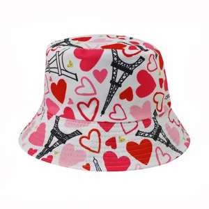 Dettaglio cappello da pescatore con stampa torre Eiffel e cuori, elegante cappello sole.