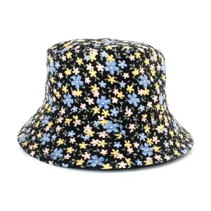 Vista dettagliata del cappello da pescatore floreale nero, con tessuto stampato.