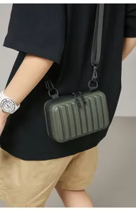 Vista detallada de un mini bolso bandolera rígido verde oliva en un modelo real