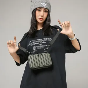 Mini bolso bandolera rígido verde estilo maleta con diseño de rayas y correa ajustable