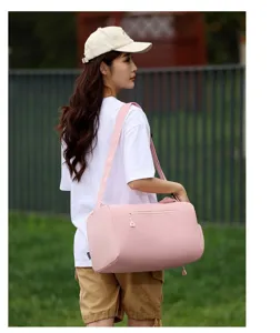 Femme asiatique portant un grand sac de sport rose à l'extérieur pour le yoga et sport