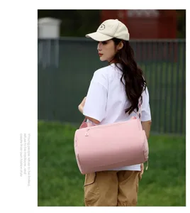 Vue détaillée d'un sac de sport rose de grande capacité avec tenue décontractée