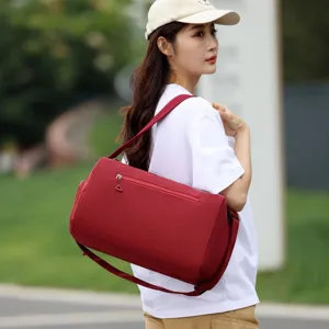 Sac de sport rouge en nylon grande capacité avec bandoulière réglable pour femmes