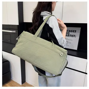 Vista dettagliata della grande borsa da viaggio casual verde chiaro, borsa fitness.