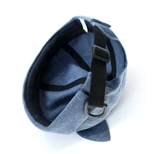Vista dettagliata del berretto docker in denim blu con orecchie di gatto e cinturino.