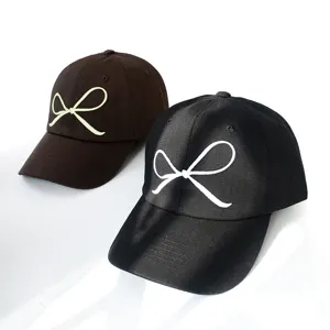 Detailansicht der Kappe mit Schleifenstickerei, modernes Design und bequemer Stoff für Damen.