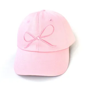 Nahaufnahme der rosa Baseballkappe mit süßer Schleifen-Bestickung und feinen Nähten.