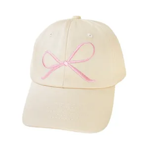 Beige Baseballcap mit süßem rosa Schleifen-Stickerei, Detailansicht des Freizeitartikels.