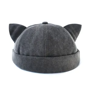 Primo piano del berretto grigio scuro con orecchie di gatto, dettaglio casual.