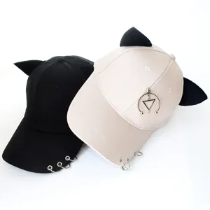 Détail de la casquette de baseball oreilles de chat avec anneaux métalliques et breloques